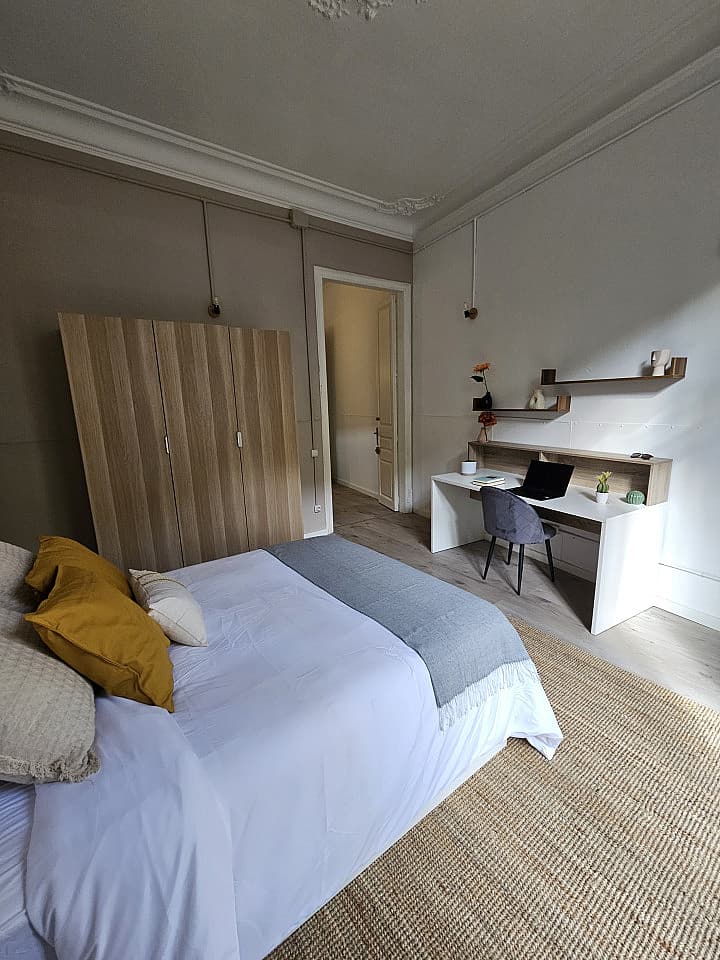 Room 1 - Spacious 7-Bedroom Coliving Apartment with Terrace in Central L'Eixample - Gallery - 32