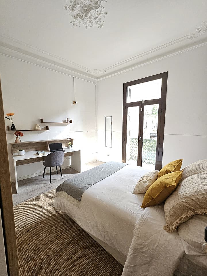 Room 1 - Spacious 7-Bedroom Coliving Apartment with Terrace in Central L'Eixample - Gallery - 53