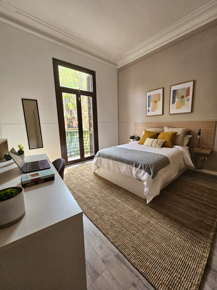 Room 1 - Spacious 7-Bedroom Coliving Apartment with Terrace in Central L'Eixample - Gallery - 8