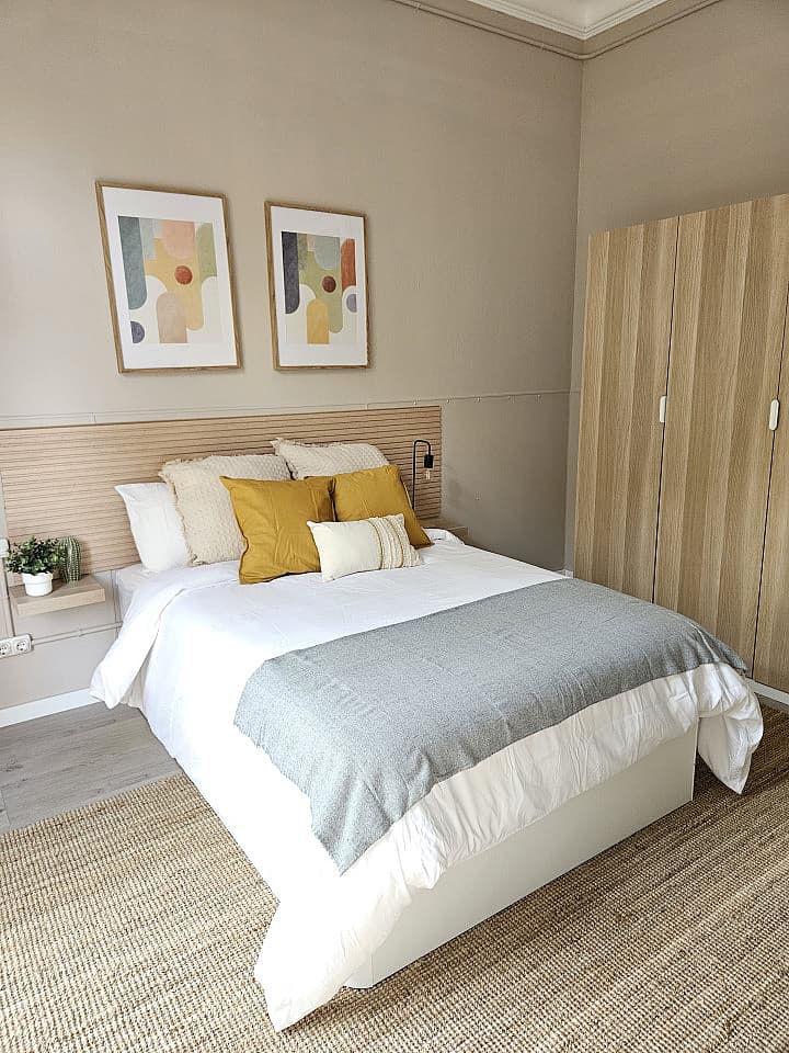 Room 1 - Spacious 7-Bedroom Coliving Apartment with Terrace in Central L'Eixample - Gallery - 28