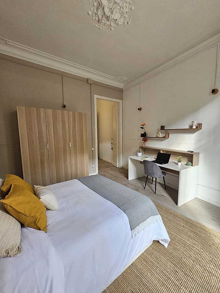 Room 1 - Spacious 7-Bedroom Coliving Apartment with Terrace in Central L'Eixample - Gallery - 79