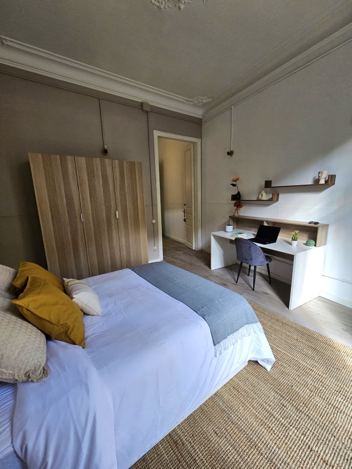 Room 1 - Spacious 7-Bedroom Coliving Apartment with Terrace in Central L'Eixample - Gallery - 9