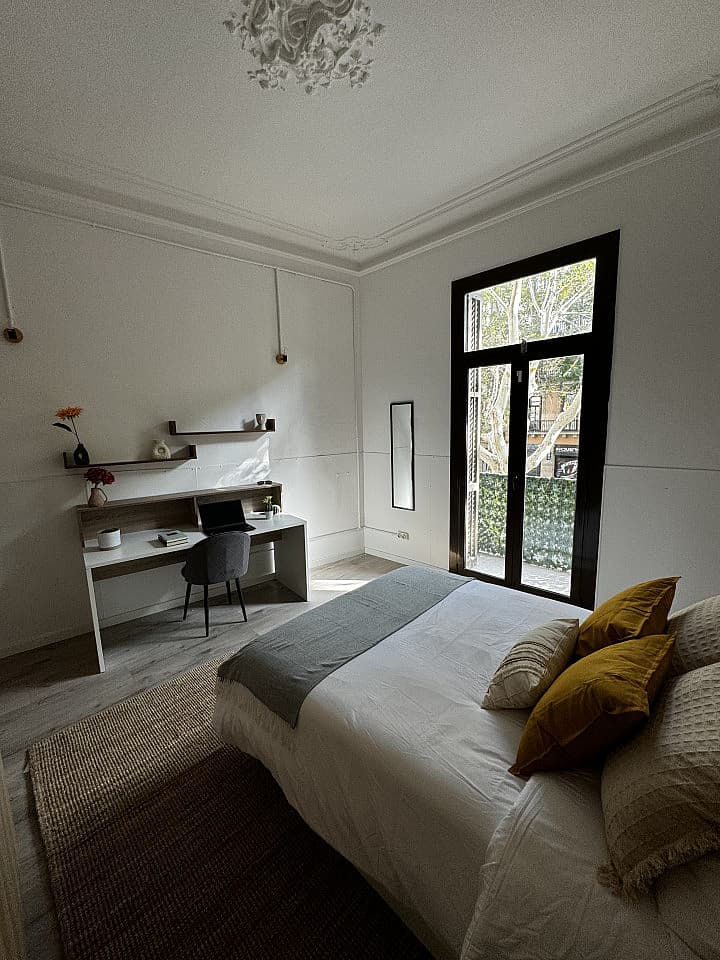 Room 1 - Spacious 7-Bedroom Coliving Apartment with Terrace in Central L'Eixample - Gallery - 59