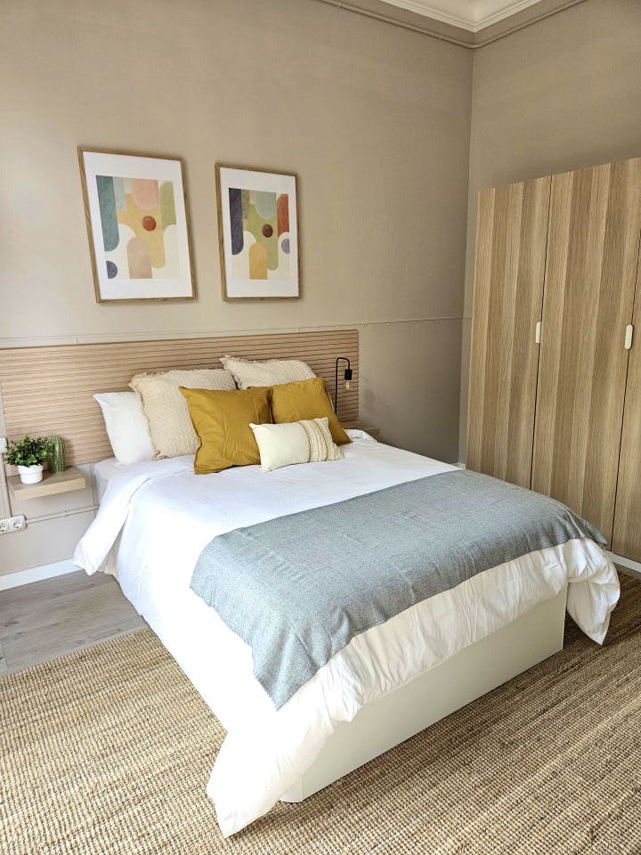 Room 1 - Spacious 7-Bedroom Coliving Apartment with Terrace in Central L'Eixample - Gallery - 5