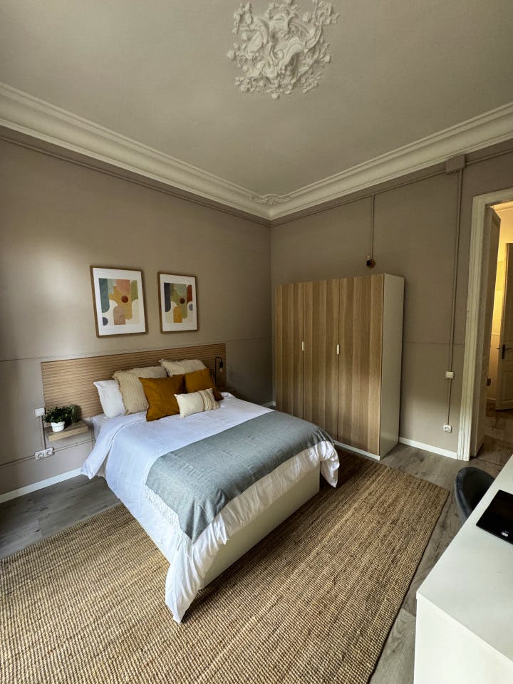 Room 1 - Spacious 7-Bedroom Coliving Apartment with Terrace in Central L'Eixample - Gallery - 16