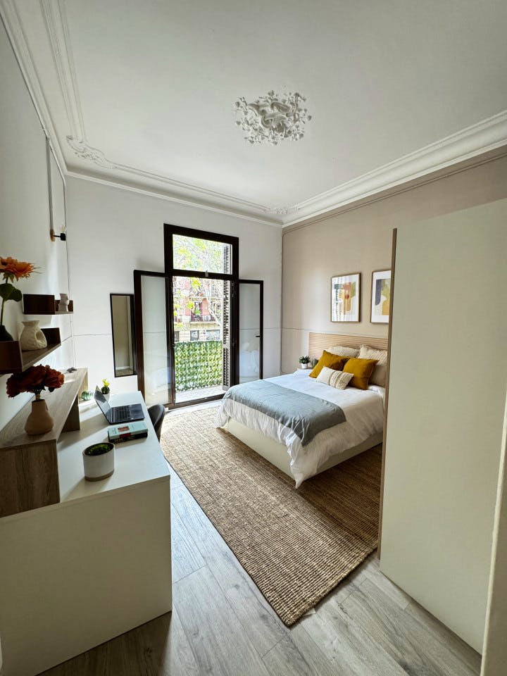 Room 1 - Spacious 7-Bedroom Coliving Apartment with Terrace in Central L'Eixample - Gallery - 15