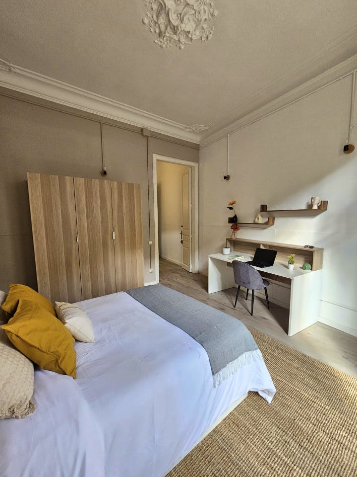 Room 1 - Spacious 7-Bedroom Coliving Apartment with Terrace in Central L'Eixample - Gallery - 10