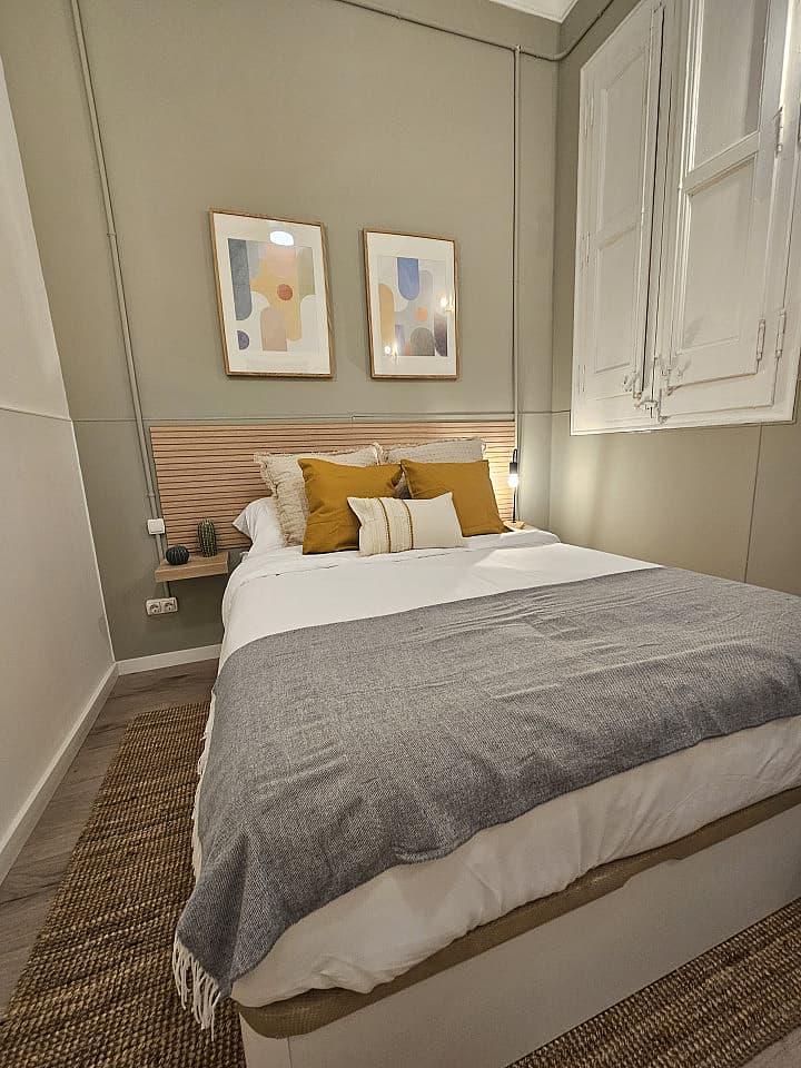 Room 2 - Spacious 7-Bedroom Coliving Apartment with Terrace in Central L'Eixample - Gallery - 20