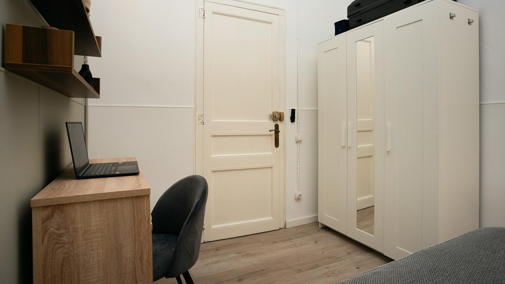 Room 2 - Spacious 7-Bedroom Coliving Apartment with Terrace in Central L'Eixample - Gallery - 11