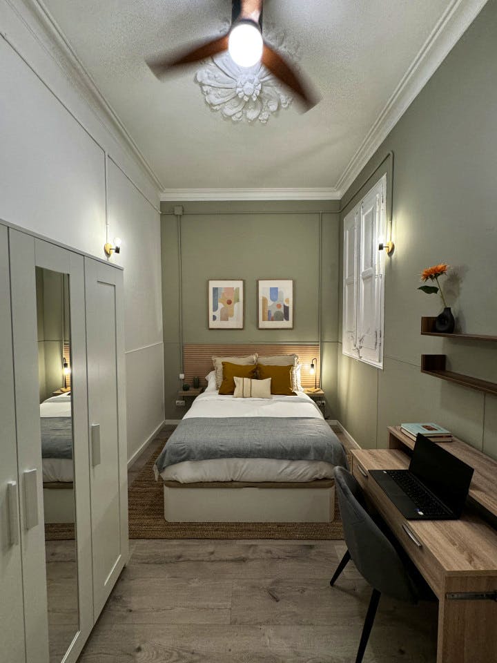 Room 2 - Spacious 7-Bedroom Coliving Apartment with Terrace in Central L'Eixample - Gallery - 6