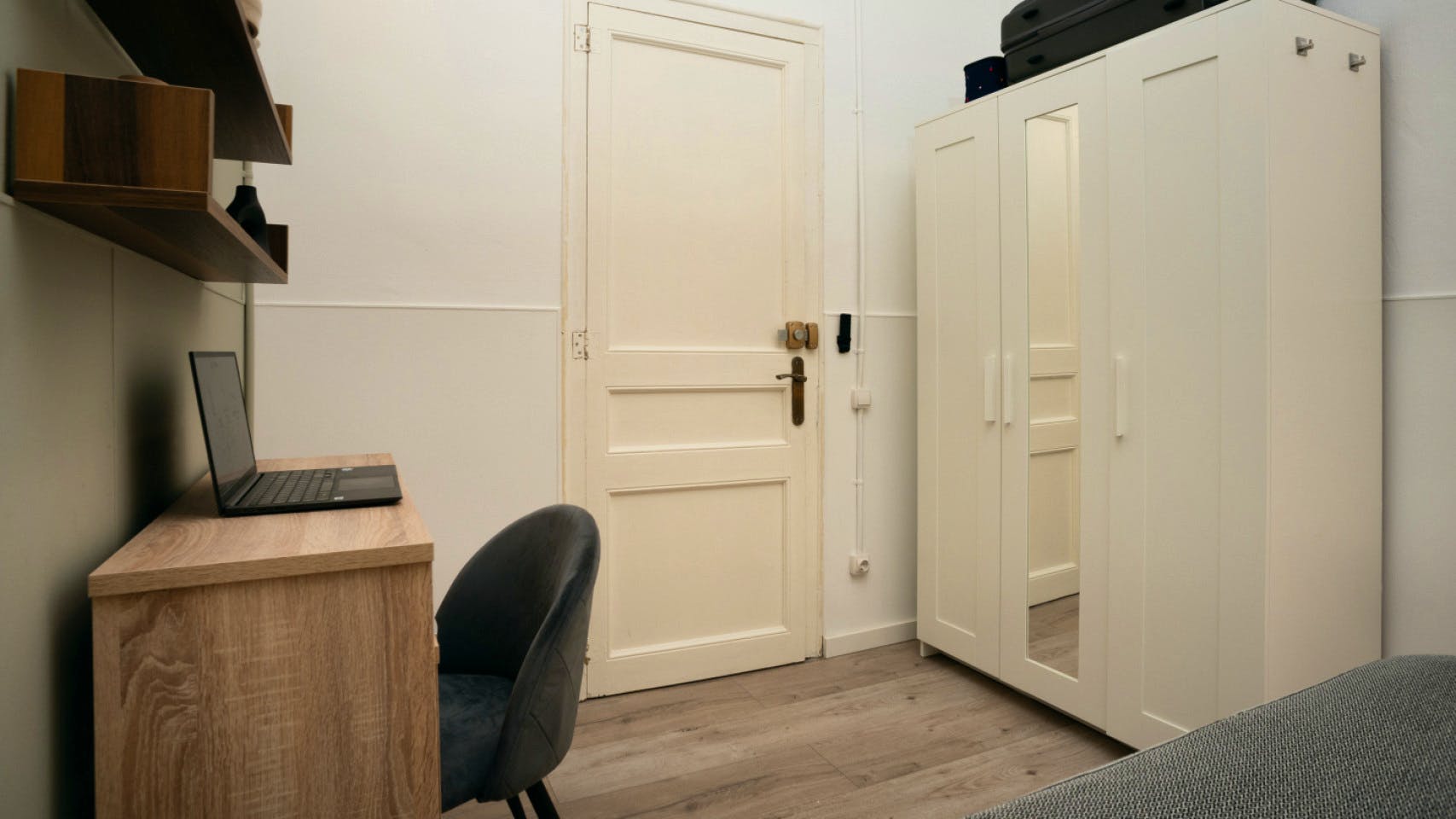 Room 2 - Spacious 7-Bedroom Coliving Apartment with Terrace in Central L'Eixample - Gallery - 3