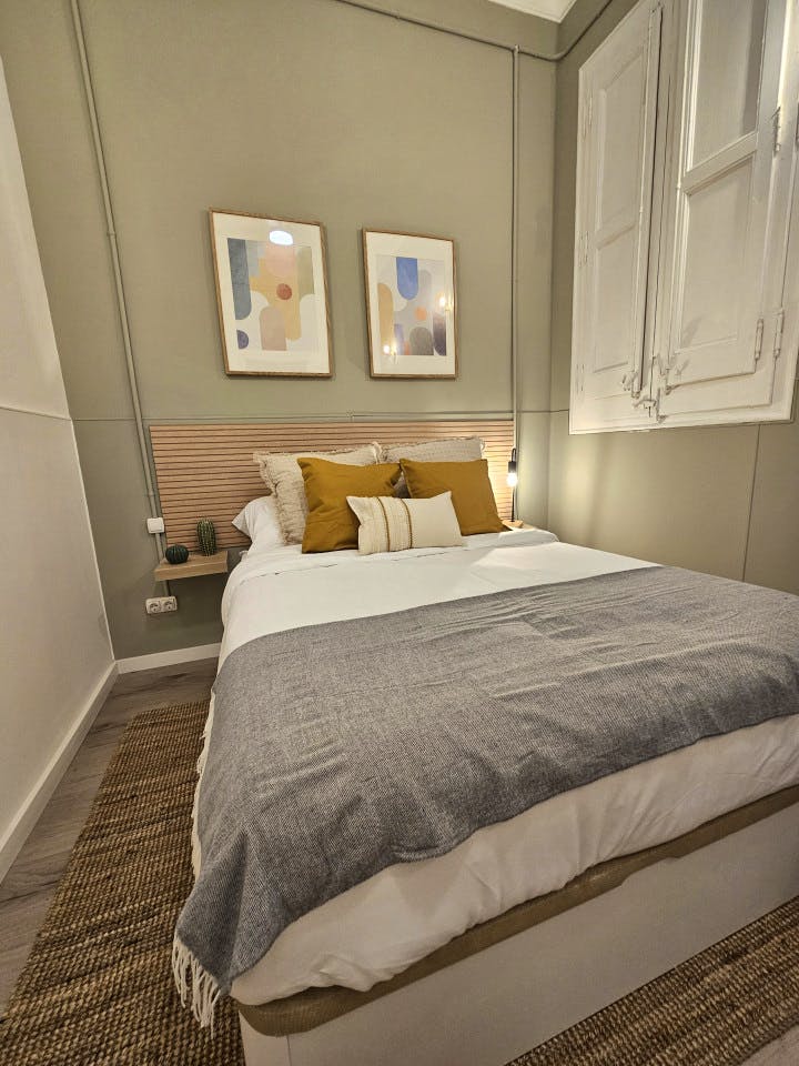 Room 2 - Spacious 7-Bedroom Coliving Apartment with Terrace in Central L'Eixample - Gallery - 4