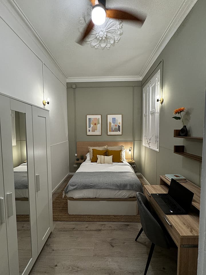 Room 2 - Spacious 7-Bedroom Coliving Apartment with Terrace in Central L'Eixample - Gallery - 29