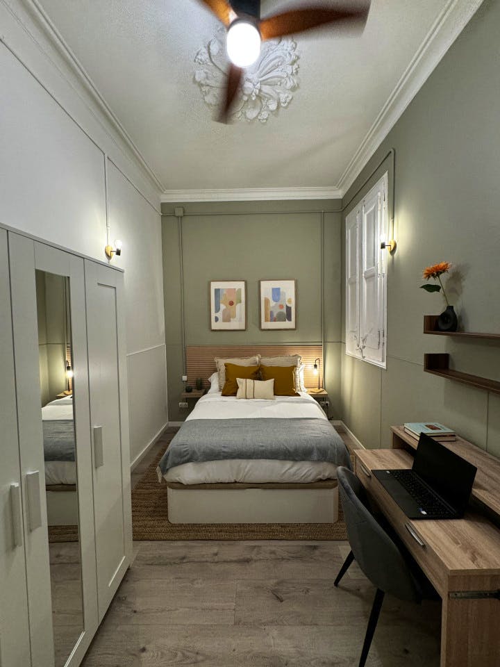 Room 2 - Spacious 7-Bedroom Coliving Apartment with Terrace in Central L'Eixample - Gallery - 2