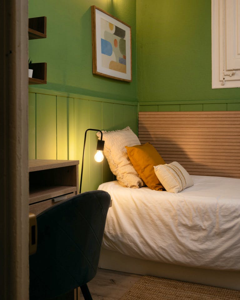 Room 3 - Spacious 7-Bedroom Coliving Apartment with Terrace in Central L'Eixample - Gallery - 2