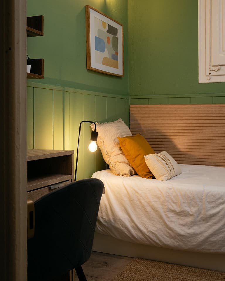 Room 3 - Spacious 7-Bedroom Coliving Apartment with Terrace in Central L'Eixample - Gallery - 7