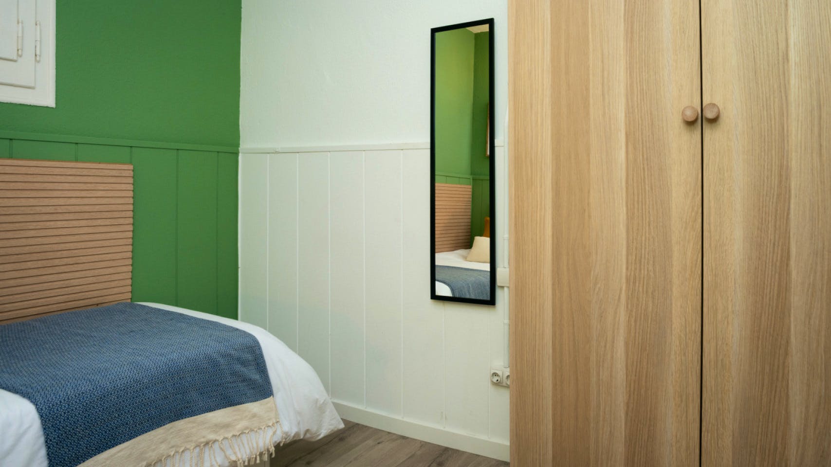 Room 3 - Spacious 7-Bedroom Coliving Apartment with Terrace in Central L'Eixample - Gallery - 3