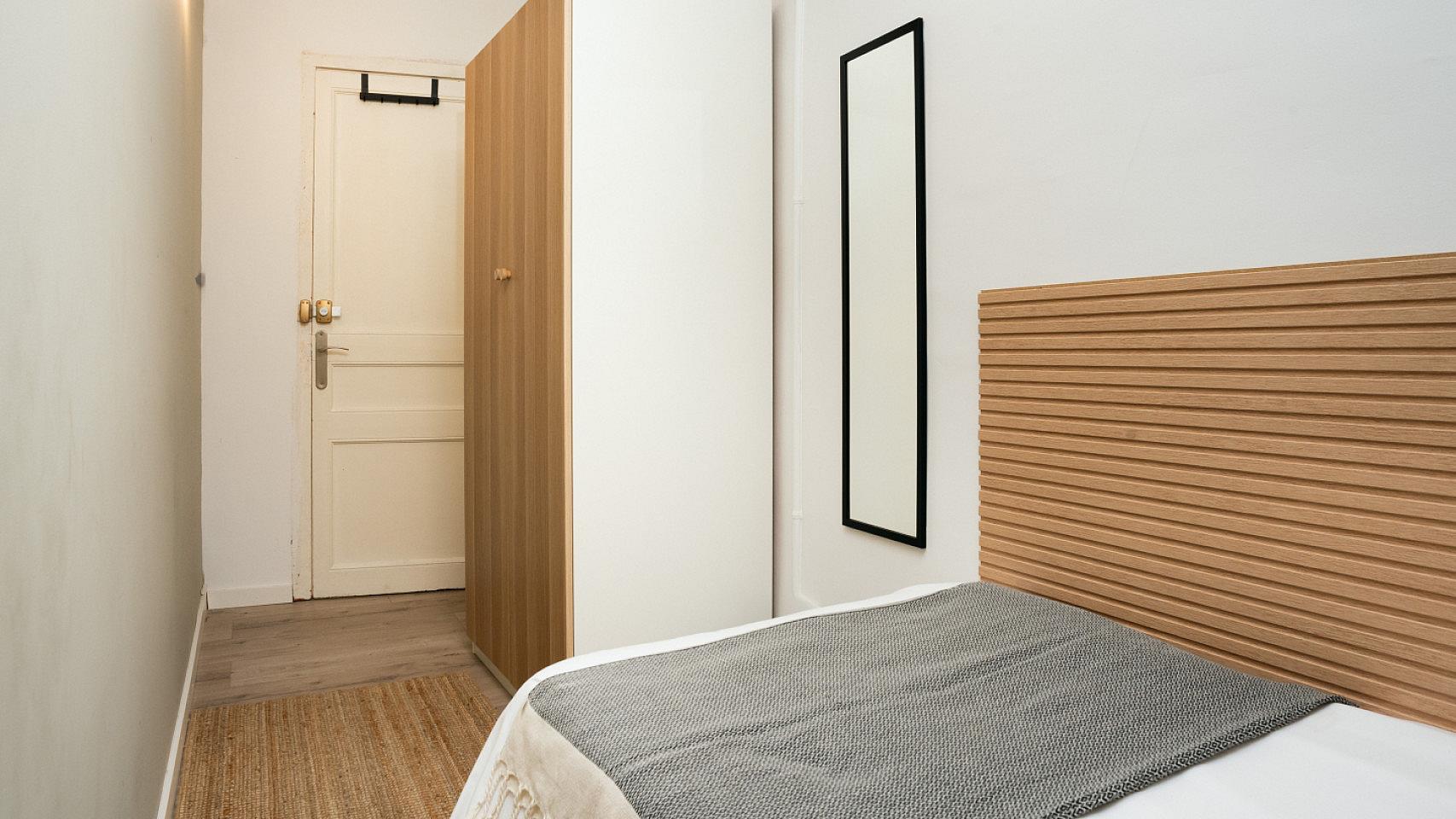 Room 4 - Spacious 7-Bedroom Coliving Apartment with Terrace in Central L'Eixample - Gallery - 15