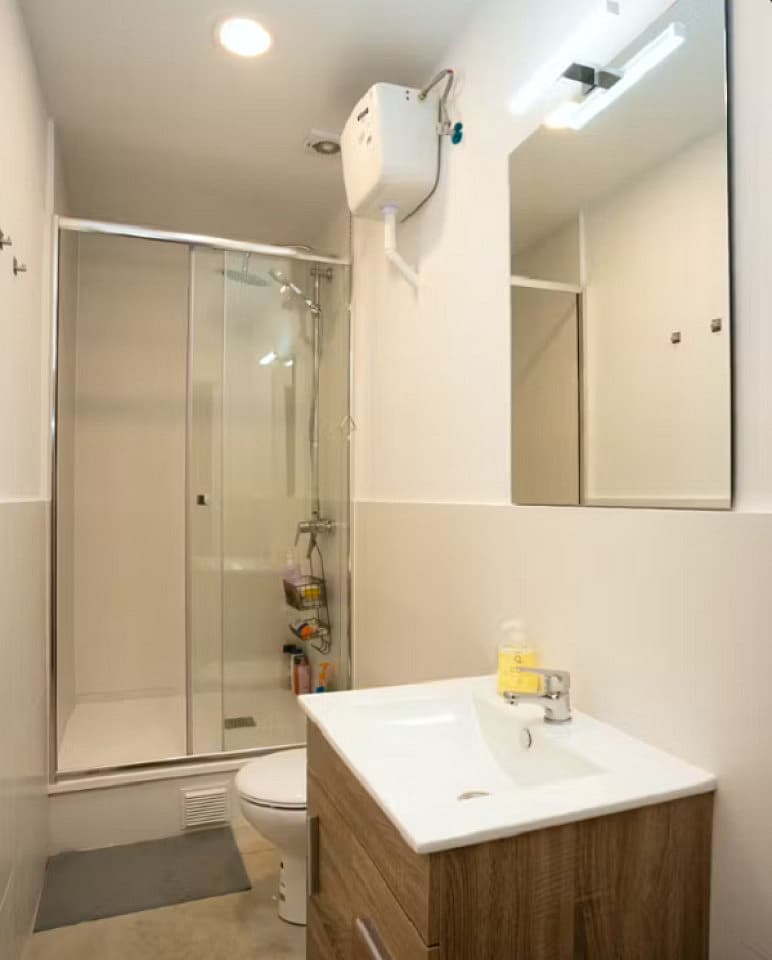 Room 4 - Spacious 7-Bedroom Coliving Apartment with Terrace in Central L'Eixample - Gallery - 16