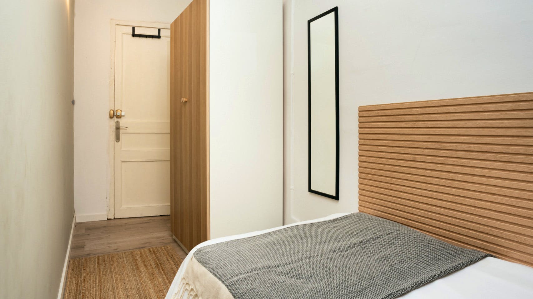 Room 4 - Spacious 7-Bedroom Coliving Apartment with Terrace in Central L'Eixample - Gallery - 3