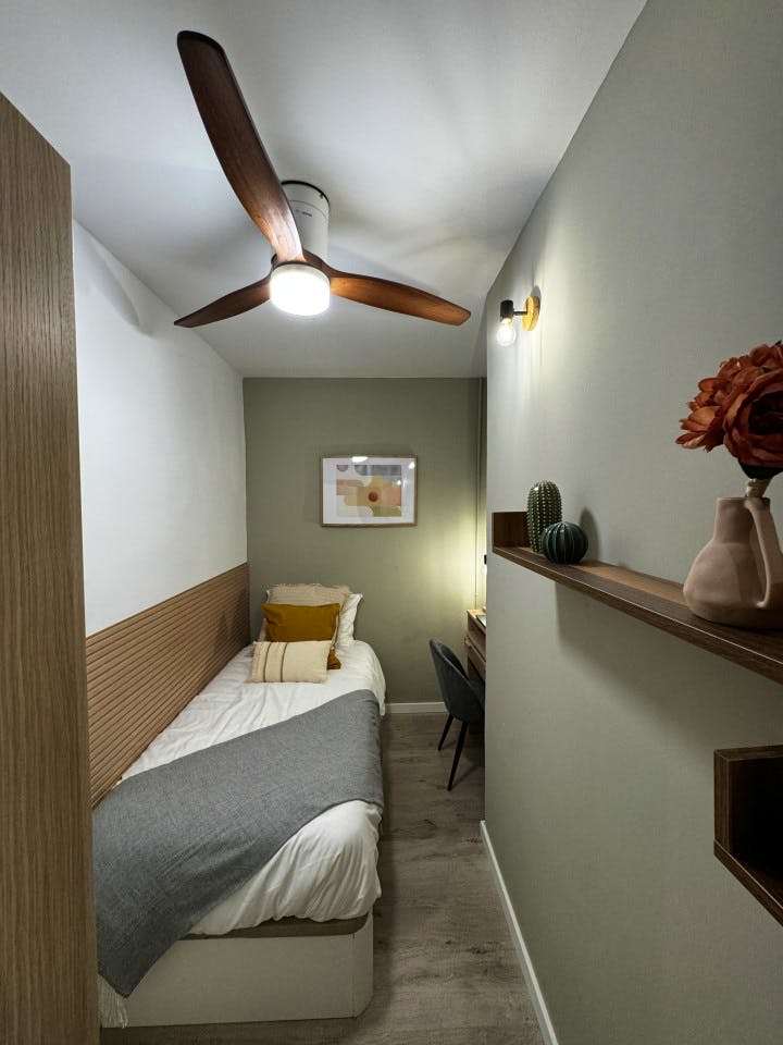 Room 4 - Spacious 7-Bedroom Coliving Apartment with Terrace in Central L'Eixample - Gallery - 2