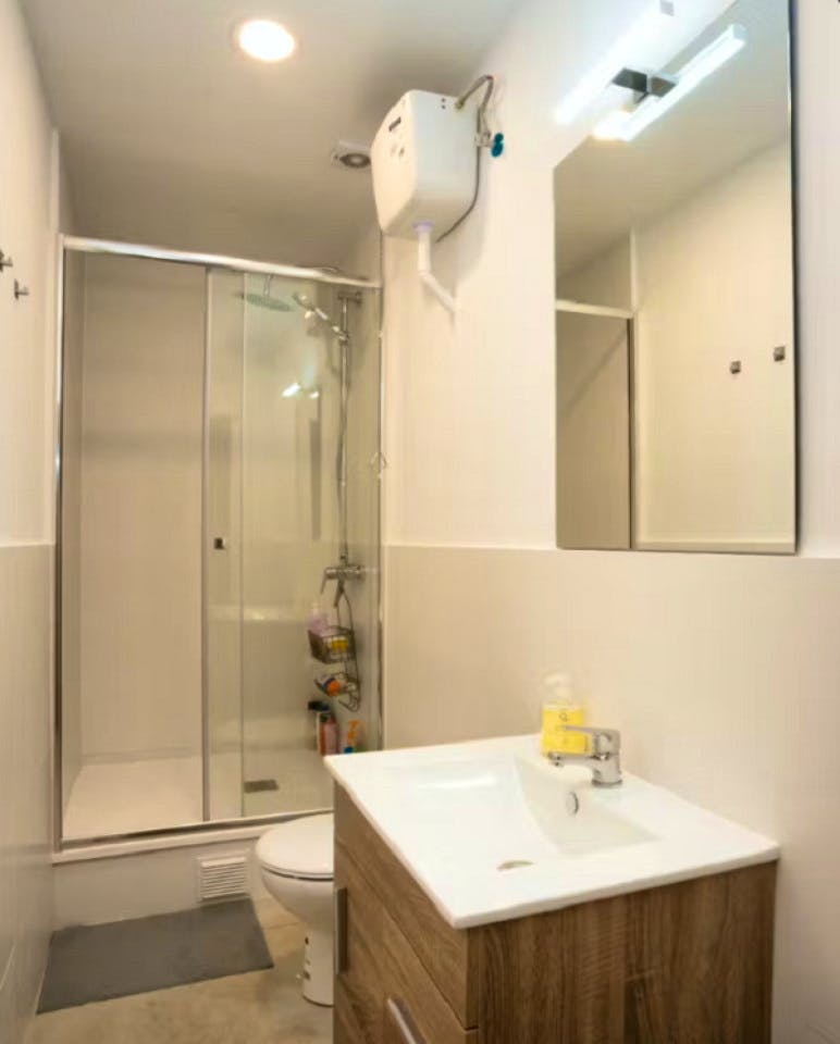 Room 5 - Spacious 7-Bedroom Coliving Apartment with Terrace in Central L'Eixample - Gallery - 4