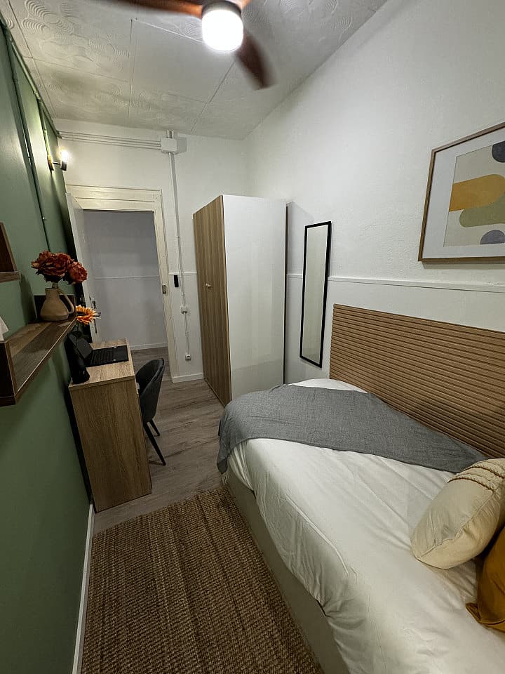 Room 5 - Spacious 7-Bedroom Coliving Apartment with Terrace in Central L'Eixample - Gallery - 14