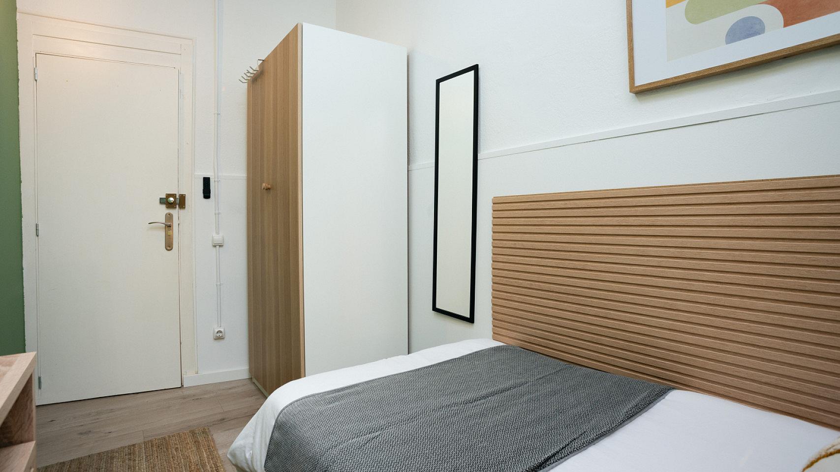 Room 5 - Spacious 7-Bedroom Coliving Apartment with Terrace in Central L'Eixample - Gallery - 7