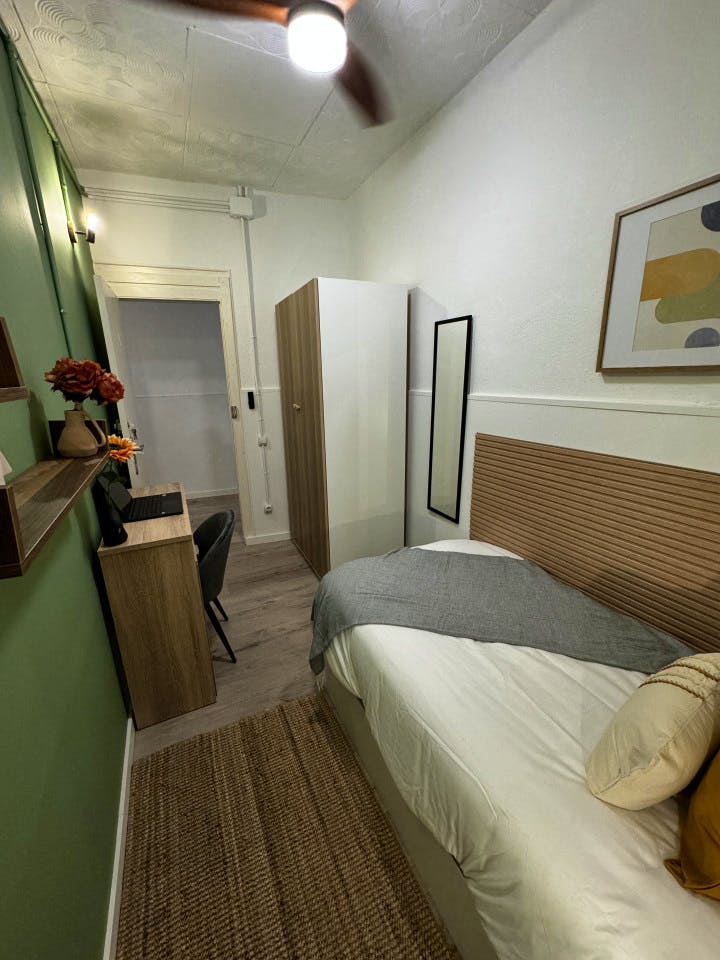 Room 5 - Spacious 7-Bedroom Coliving Apartment with Terrace in Central L'Eixample - Gallery - 2