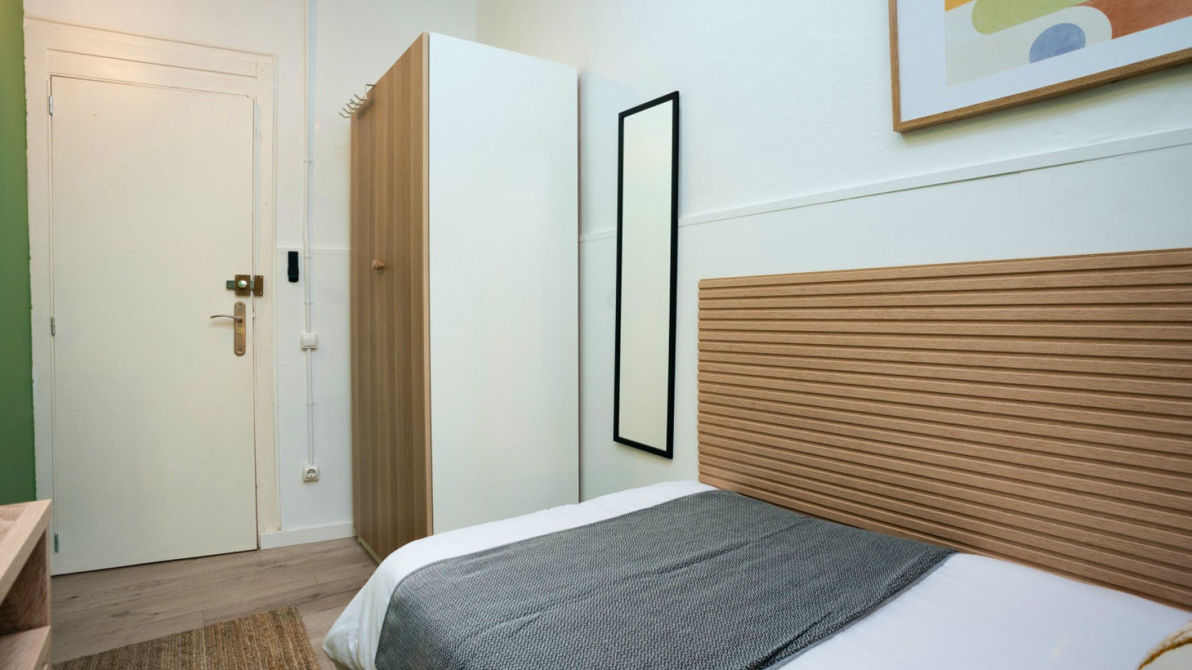 Room 5 - Spacious 7-Bedroom Coliving Apartment with Terrace in Central L'Eixample - Gallery - 3