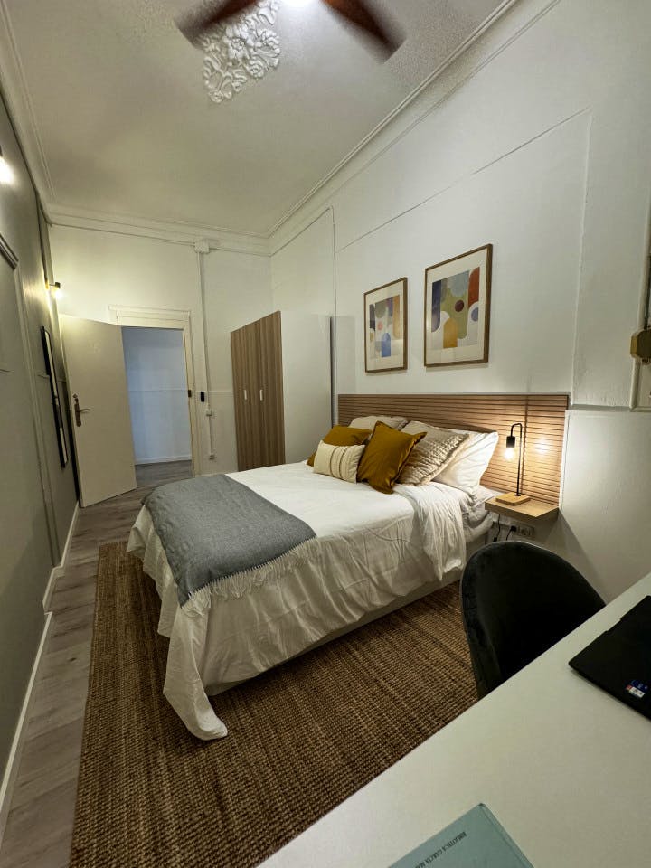 Room 6 - Spacious 7-Bedroom Coliving Apartment with Terrace in Central L'Eixample - Gallery - 6