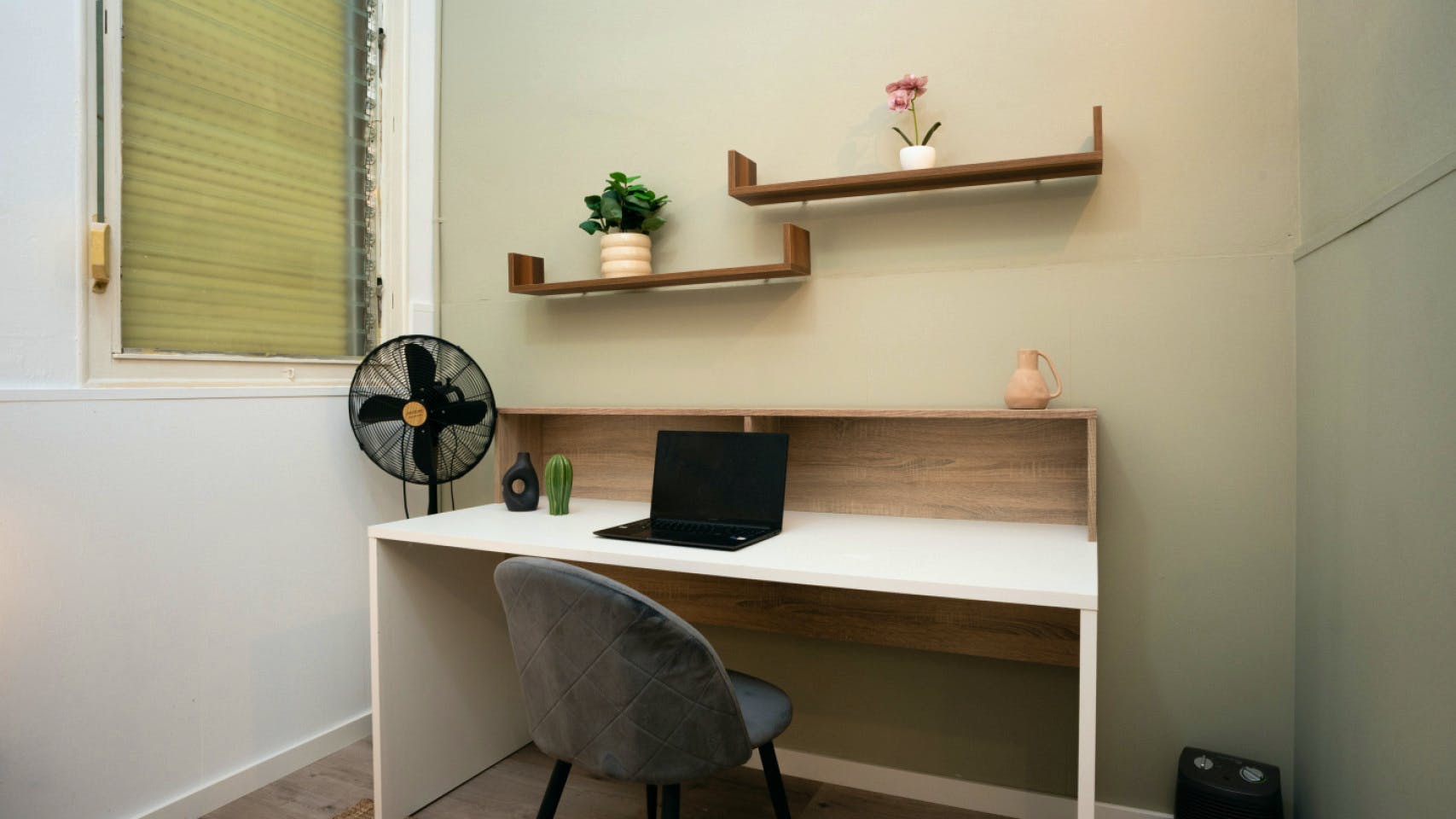 Room 6 - Spacious 7-Bedroom Coliving Apartment with Terrace in Central L'Eixample - Gallery - 2