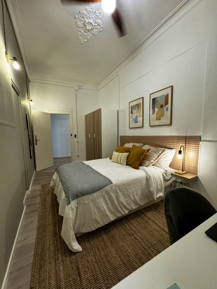 Room 6 - Spacious 7-Bedroom Coliving Apartment with Terrace in Central L'Eixample - Gallery - 5