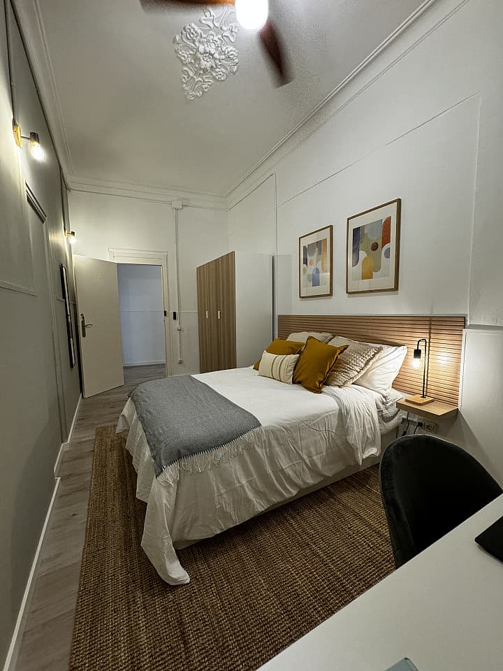 Room 6 - Spacious 7-Bedroom Coliving Apartment with Terrace in Central L'Eixample - Gallery - 26