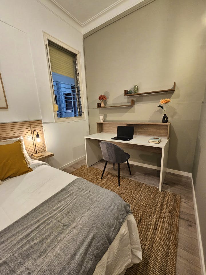 Room 6 - Spacious 7-Bedroom Coliving Apartment with Terrace in Central L'Eixample - Gallery - 3