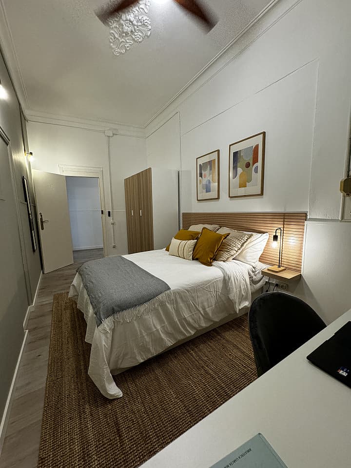 Room 6 - Spacious 7-Bedroom Coliving Apartment with Terrace in Central L'Eixample - Gallery - 13