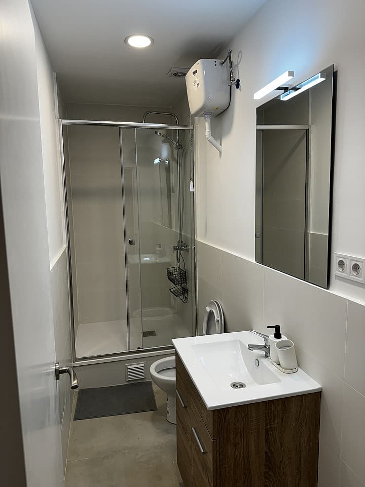 Room 6 - Spacious 7-Bedroom Coliving Apartment with Terrace in Central L'Eixample - Gallery - 21