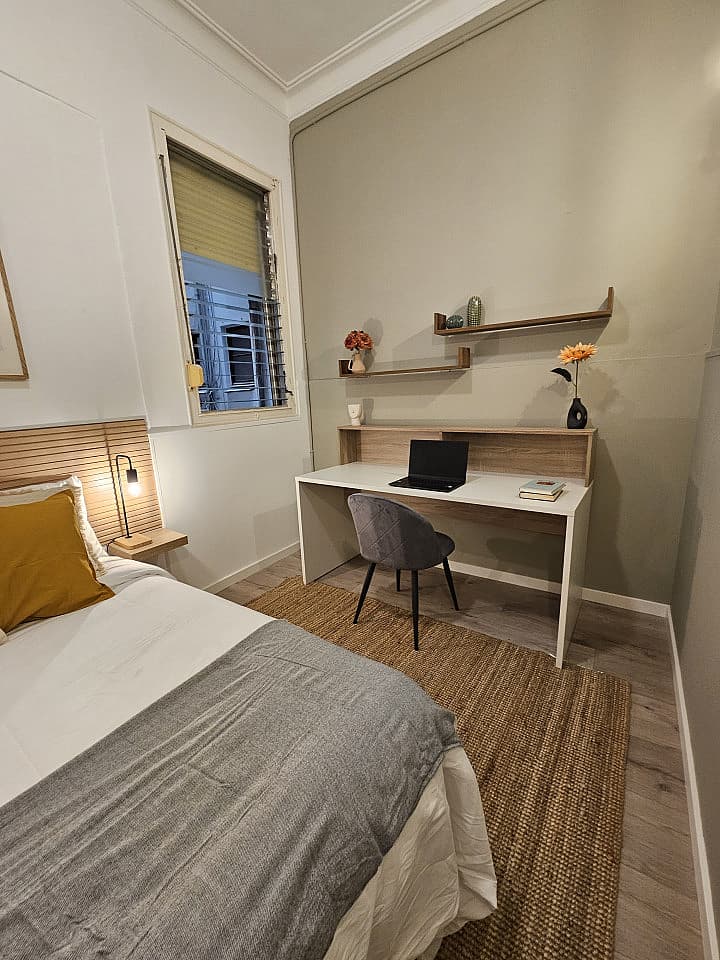 Room 6 - Spacious 7-Bedroom Coliving Apartment with Terrace in Central L'Eixample - Gallery - 17