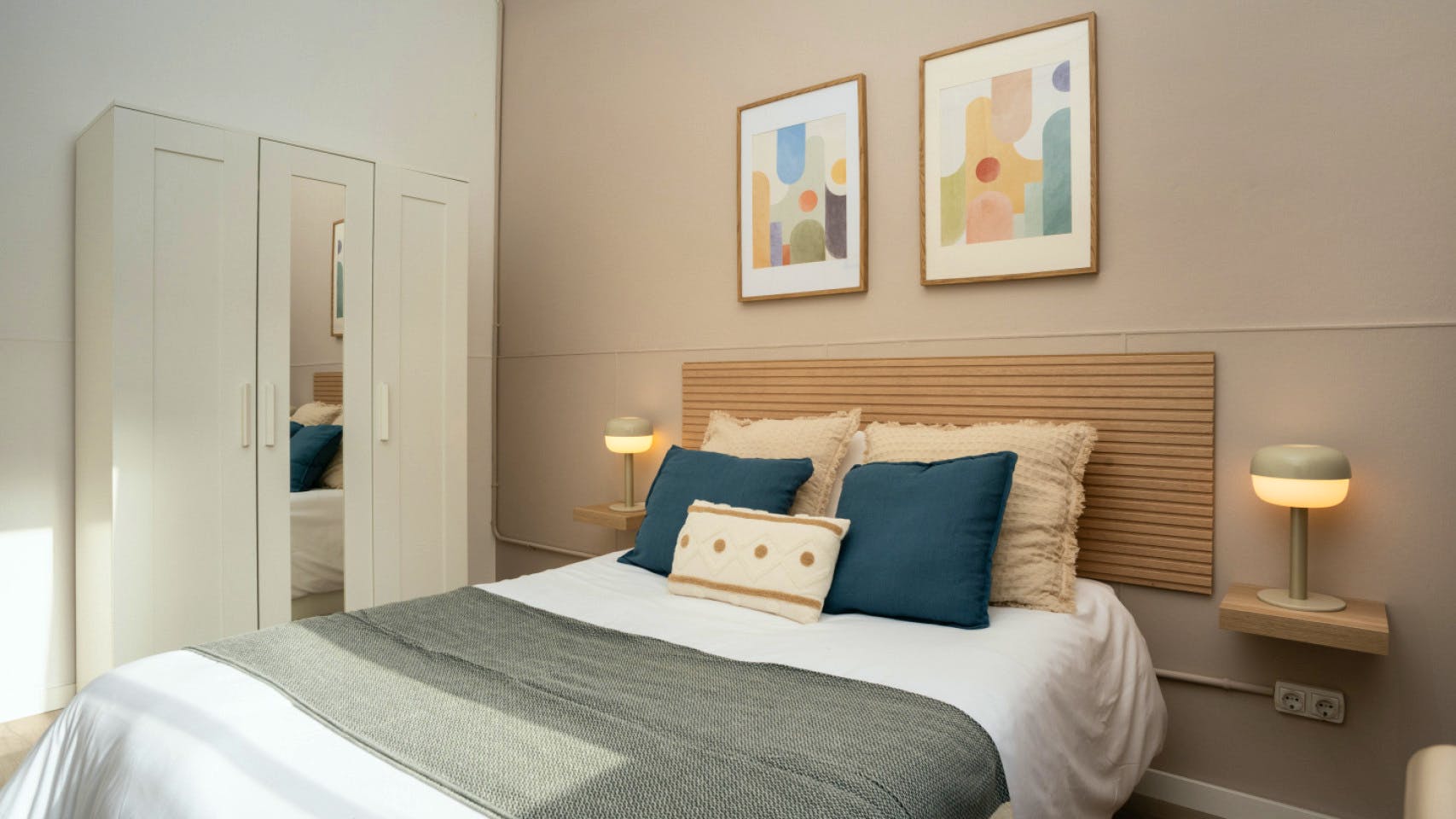 Room 7 - Spacious 7-Bedroom Coliving Apartment with Terrace in Central L'Eixample - Gallery - 2