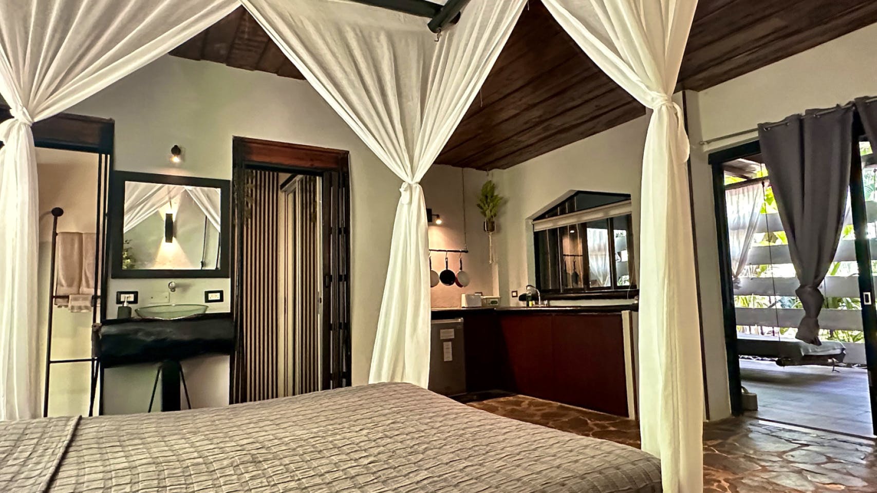 Suite Loft For One Or Two Residents - Jungle Oasis Coliving Retreat Steps from Stunning Santa Teresa Beach Apartment - Gallery - 1