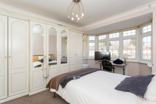 Marvellous double bedroom located in suburban Barkingside - Gallery - 12