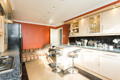 Marvellous double bedroom located in suburban Barkingside