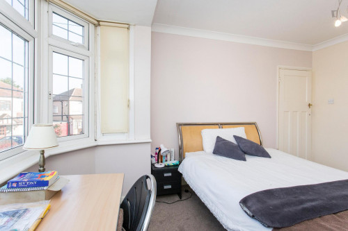 Marvellous double bedroom located in suburban Barkingside - Gallery - 13