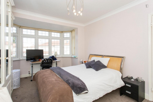 Marvellous double bedroom located in suburban Barkingside - Gallery - 11