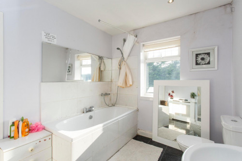 Marvellous double bedroom located in suburban Barkingside