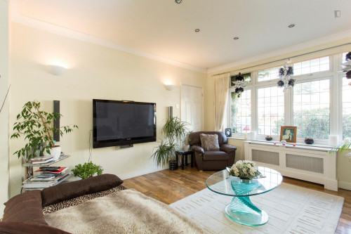 Marvellous double bedroom located in suburban Barkingside - Gallery - 15