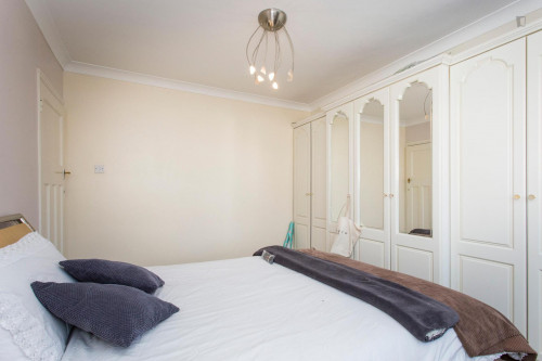 Marvellous double bedroom located in suburban Barkingside - Gallery - 14