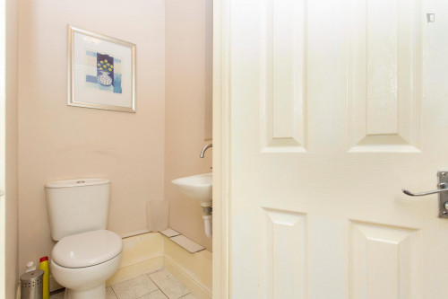 Marvellous double bedroom located in suburban Barkingside - Gallery - 6