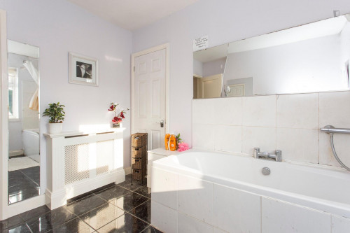 Marvellous double bedroom located in suburban Barkingside
