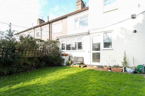 Marvellous double bedroom located in suburban Barkingside - Gallery - 10